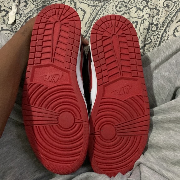 Brand new Jordan1 mids Mens/Youth size 9 - Picture 4 of 5